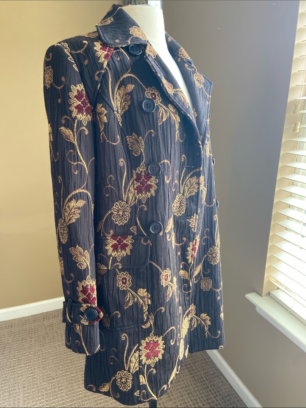 Lovely Women’s Floral Embroidered Tapestry Coat, Size 8, Whimsy‎ Brocade Euro